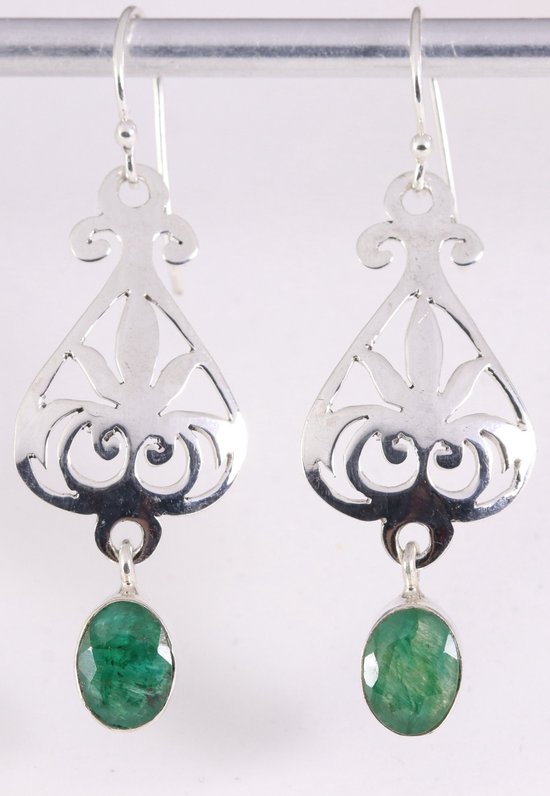 Lange opengewerkte zilveren oorbellen met smaragd afbeelding 1