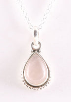 Bewerkte druppelvormige zilveren hanger met rozenkwarts aan ketting afbeelding 1