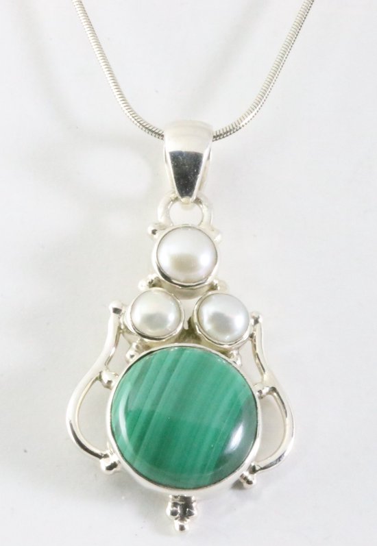 Opengewerkte zilveren hanger met malachiet en parel aan ketting afbeelding 1