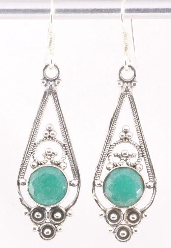 Lange opengewerkte zilveren oorbellen met smaragd afbeelding 1