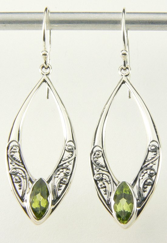 Opengewerkte zilveren oorbellen met peridoot afbeelding 1