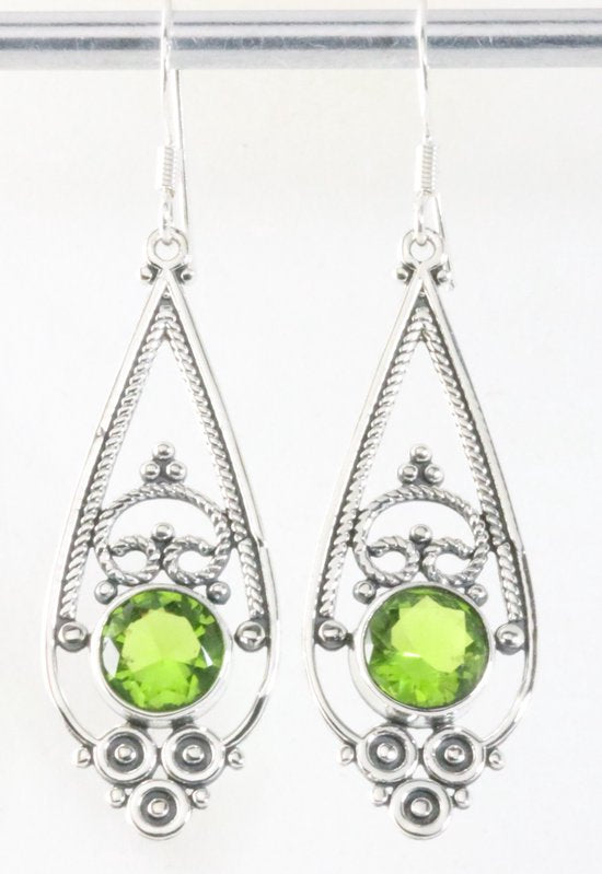 Lange opengewerkte zilveren oorbellen met peridoot afbeelding 1