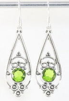Lange opengewerkte zilveren oorbellen met peridoot afbeelding 1