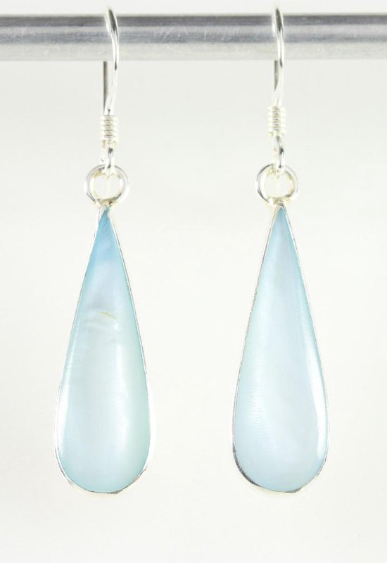 Druppelvormige zilveren oorbellen met lichtblauwe schelp afbeelding 1