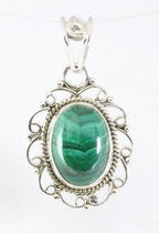 Opengewerkte zilveren hanger met malachiet afbeelding 1
