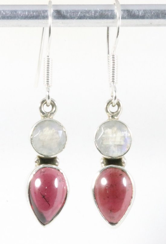 Fijne zilveren oorbellen met granaat en regenboog maansteen afbeelding 1