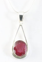 Zilveren hanger met robijn aan ketting afbeelding 1