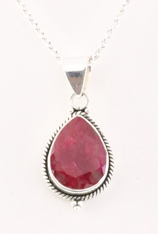 Bewerkte druppelvormige zilveren hanger met robijn aan ketting afbeelding 1