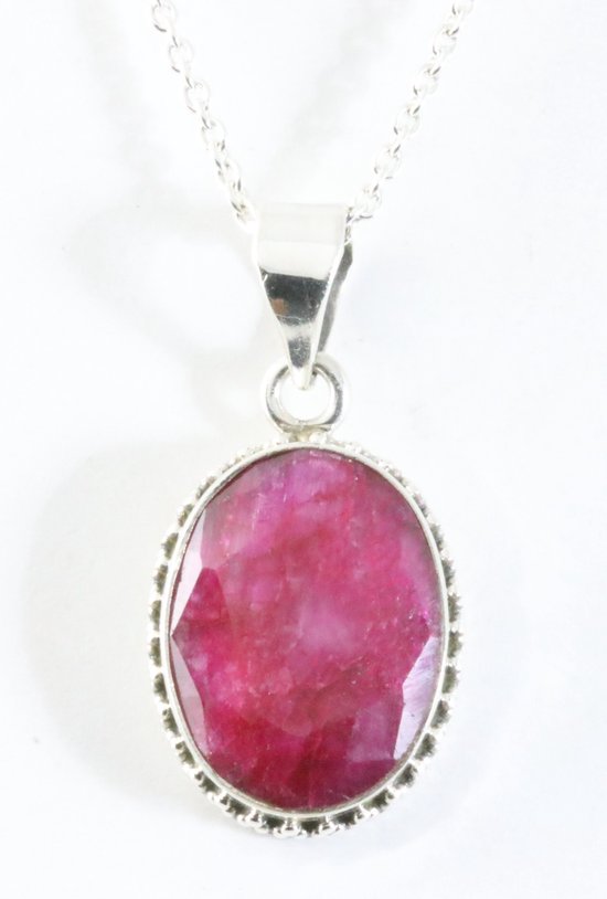 Bewerkte ovale zilveren hanger met robijn aan ketting afbeelding 1