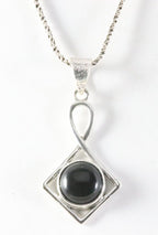 Opengewertke zilveren hanger met onyx aan ketting afbeelding 1