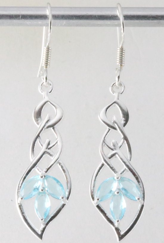 Opengewerkte zilveren oorbellen met blauwe topaas afbeelding 1