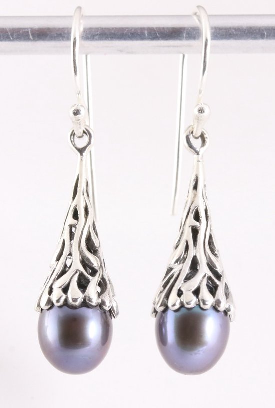 Bewerkte zilveren oorbellen met zwarte parel afbeelding 1