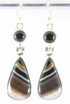 Lange zilveren oorbellen met Botswana agaat en onyx afbeelding 1