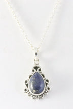 Fijne bewerkte zilveren hanger met lapis lazuli aan ketting afbeelding 1