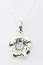 Fijne bloemvormige zilveren hanger met regenboog maansteen aan ketting afbeelding 1