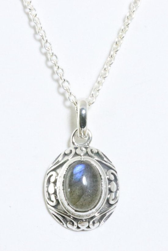 Fijne bewerkte zilveren hanger met labradoriet aan ketting afbeelding 1