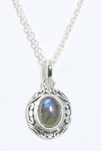 Fijne bewerkte zilveren hanger met labradoriet aan ketting afbeelding 1