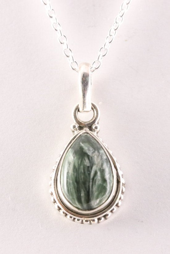 Bewerkte druppelvormige zilveren hanger met serafiniet aan ketting afbeelding 1