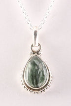 Bewerkte druppelvormige zilveren hanger met serafiniet aan ketting afbeelding 1