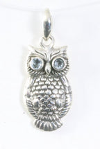 Zilveren uil hanger met blauwe topaas afbeelding 1