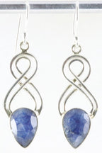 Lange opengewerkte zilveren oorbellen met blauwe saffier afbeelding 1