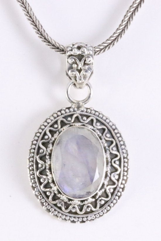 Bewerkte zilveren hanger met regenboog maansteen aan vossenstaart ketting afbeelding 6