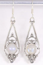 Lange opengewerkte zilveren oorbellen met regenboog maansteen afbeelding 1