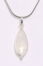 Lange druppelvormige zilveren hanger met regenboog maansteen aan ketting afbeelding 1