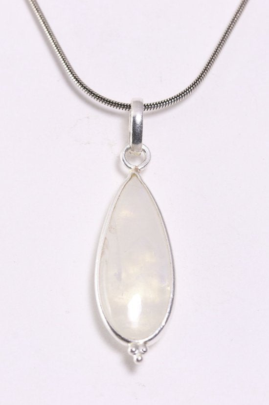 Lange druppelvormige zilveren hanger met regenboog maansteen aan ketting afbeelding 1
