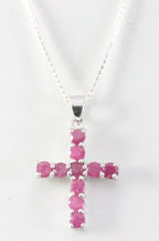 Fijne zilveren kruishanger met robijn aan ketting afbeelding 1
