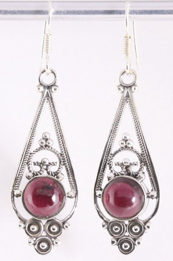 Lange opengewerkte zilveren oorbellen met granaat afbeelding 1