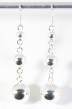 Lange zilveren oorbellen met hoogglans bolletjes afbeelding 1