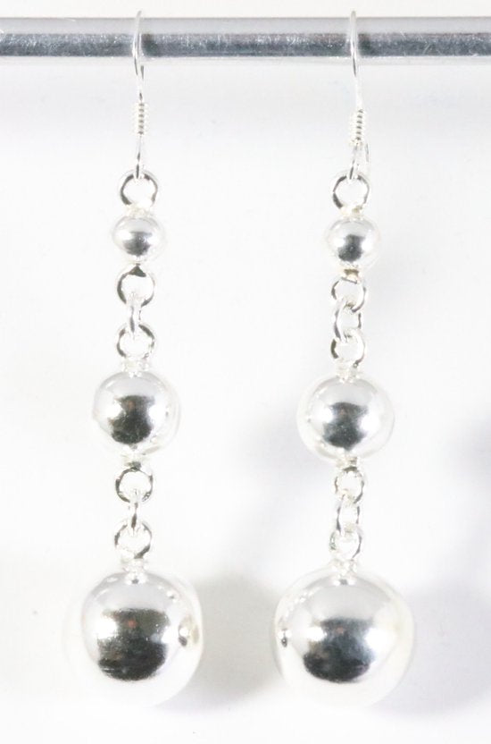Lange zilveren oorbellen met hoogglans bolletjes afbeelding 1