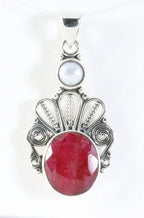 Opengewerkte zilveren hanger met robijn en parel afbeelding 1