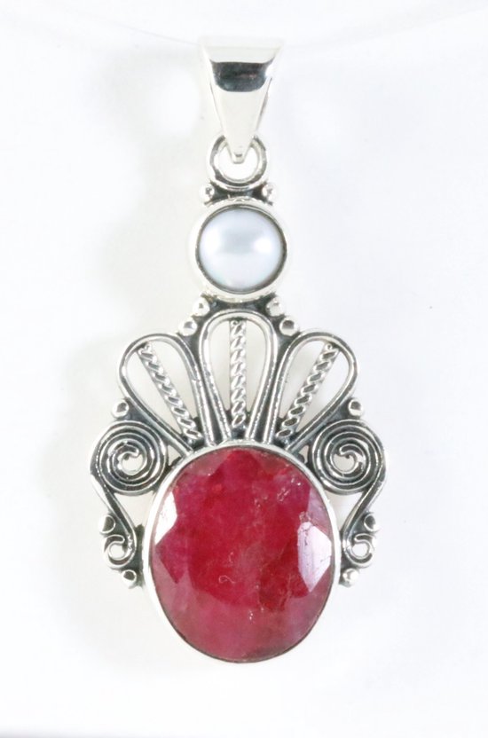 Opengewerkte zilveren hanger met robijn en parel afbeelding 1