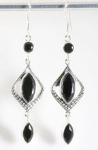 Lange bewerkte zilveren oorbellen met onyx afbeelding 1