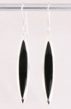 Lange fijne zilveren oorbellen met onyx afbeelding 1