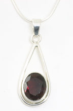 Zilveren hanger met granaat aan ketting afbeelding 1