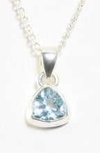 Fijne hoogglans zilveren hanger met blauwe topaas aan ketting afbeelding 1