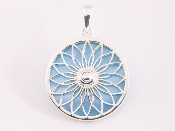 pond Fascinerend collegegeld Ronde zilveren hanger met lotus bloem op blauwe schelp
