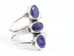 24465 Opengewerkte zilveren ring met 3 blauwe saffier stenen