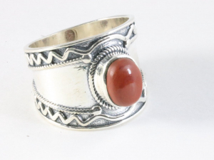 25247 Bewerkte zilveren ring met rode jaspis