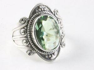25043 Bewerkte zilveren ring met groene amethist