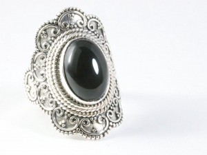 25701 Bewerkte zilveren ring met onyx