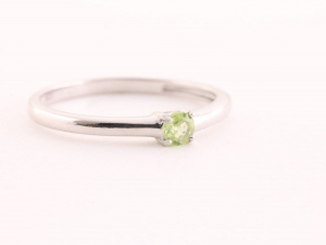 23118 Fijne hoogglans zilveren ring met peridoot