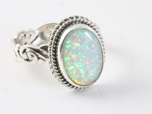25499 Traditionele bewerkte zilveren ring met welo opaal