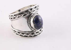 22286 Bewerkte zilveren ring met lapis lazuli