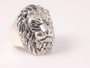 21082 Zware zilveren ring met leeuwenkop