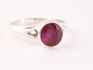 23390 Zilveren ring met robijn