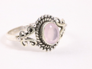 23063 Fijne bewerkte zilveren ring met rozenkwarts